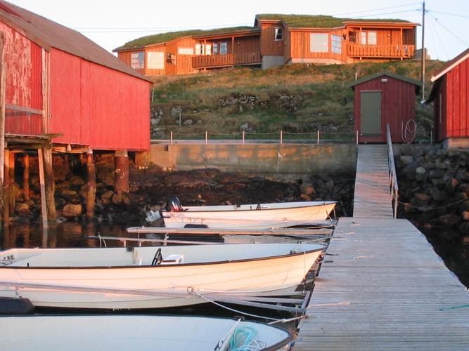 Steg und Bootshaus der Marina, darüber die Häuser